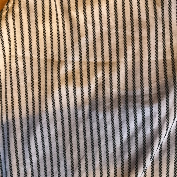 Sleeveless lightweight striped blouse - Picture 3 of 3